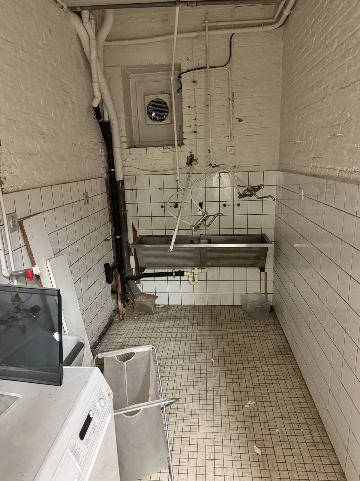Geselecteerd kelderinterieur met wandzone in een diplomatieke locatie in Brussel