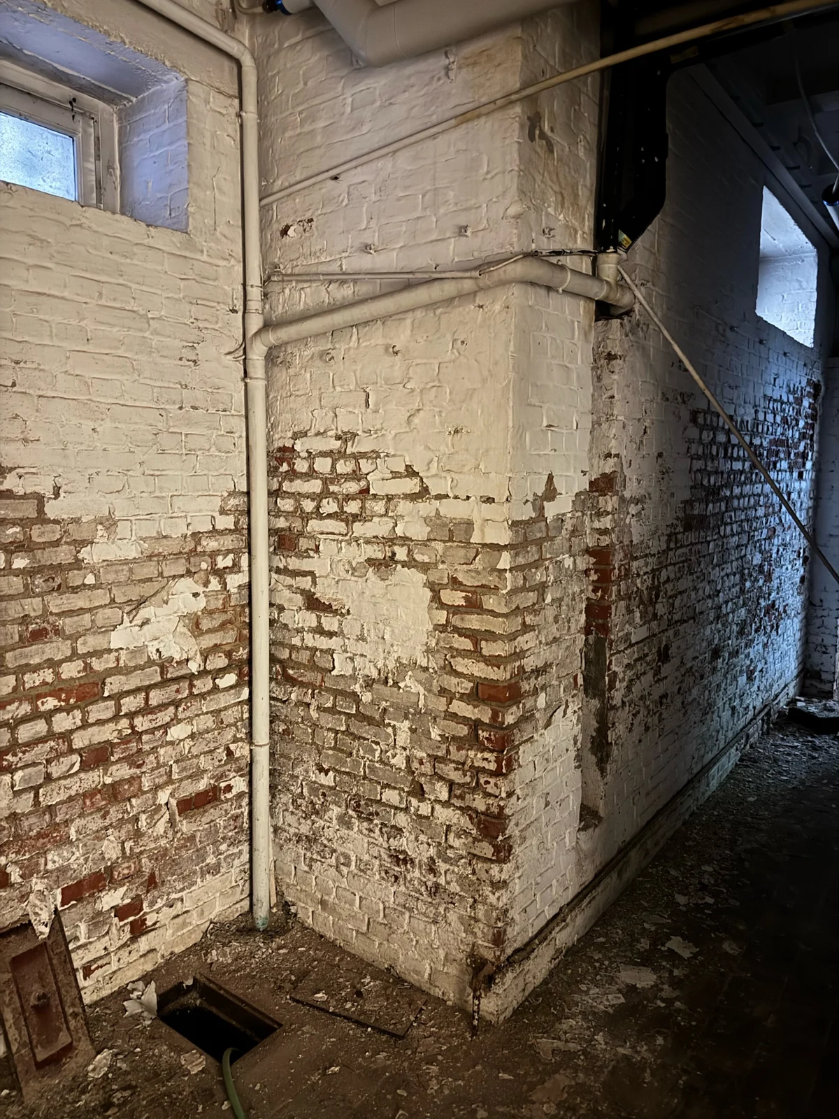 Kelderwand en werkzone in de publieke projectregistratie in Brussel
