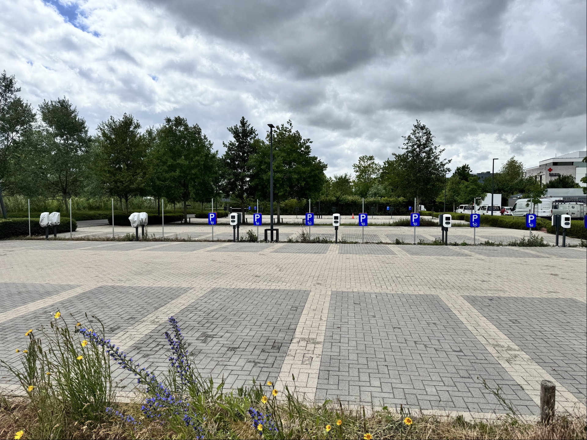 Gereinigde professionele parkeer- en buitenruimte